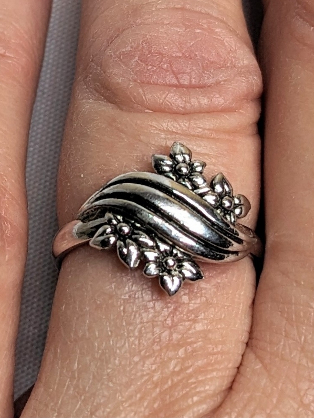 Sarah Coventry Vintage Ring, Adjustable Silvertone Flowers And Flourish